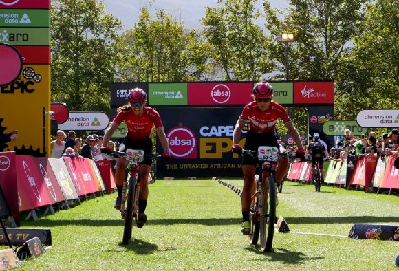  Maja Włoszczowska and Ariane Lüthi on the finish line